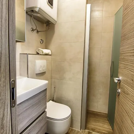 Victoria - One Bedroom With Terrace A2 *