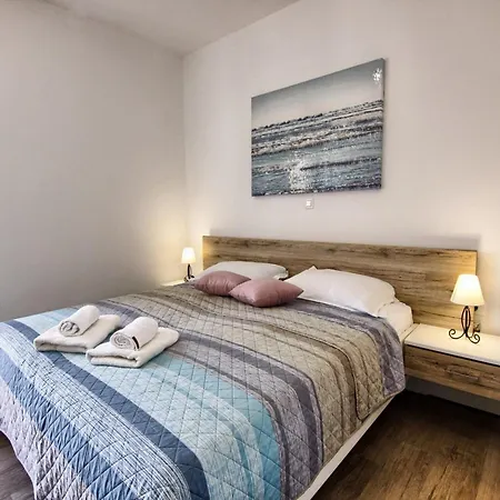 Victoria - One Bedroom With Terrace A2 *