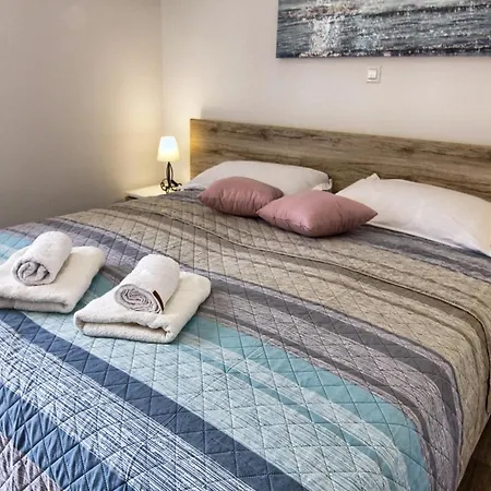 Victoria - One Bedroom With Terrace A2 *