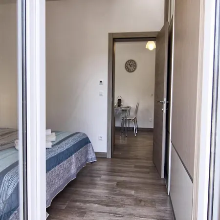 Victoria - One Bedroom With Terrace A2 *