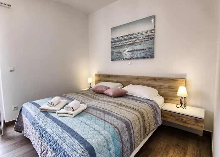 Victoria - One Bedroom With Terrace A2 *