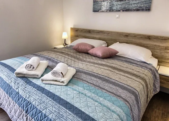 Victoria - One Bedroom With Terrace A2 *