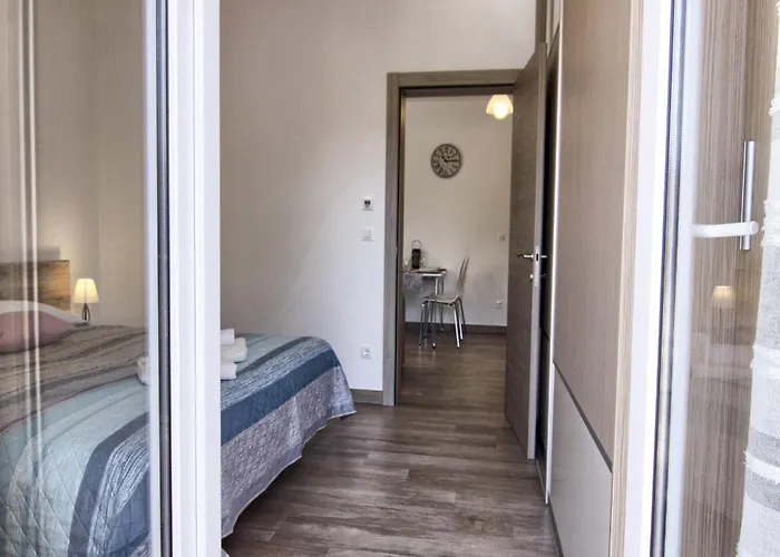 Victoria - One Bedroom With Terrace A2 *