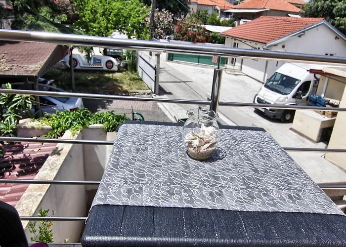 Victoria - One Bedroom With Terrace A2 *